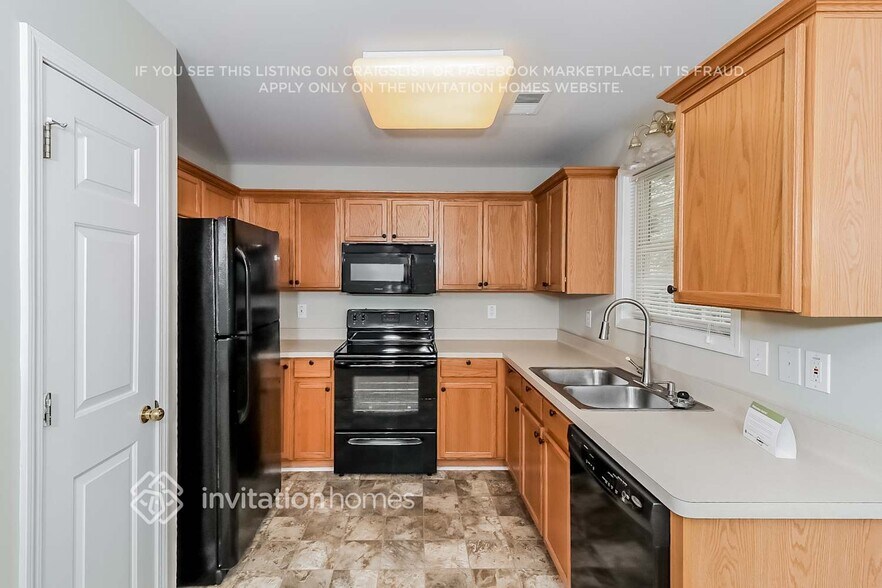Building Photo - 5760 Tanglewood Dr