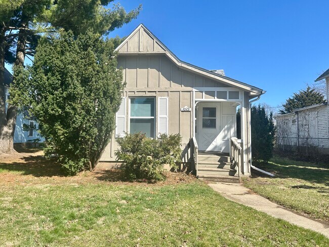 Building Photo - 1023 Hackett St