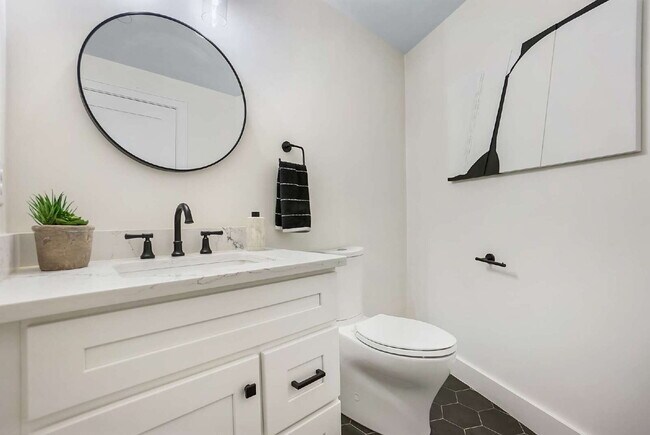 Building Photo - Spacious Elegance: Renovated Theatre! 3-Bedroom Condo with 2.5 Baths in Prime Medford Location!