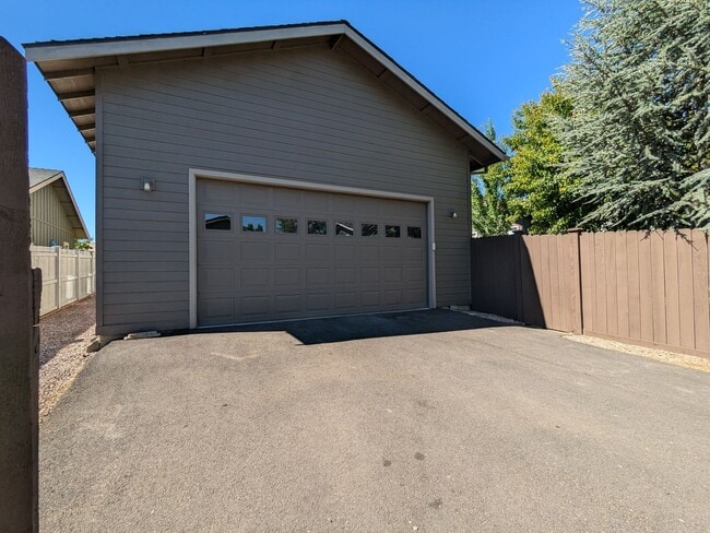 Building Photo - Gorgeous single-level 2x2 with an office\t...