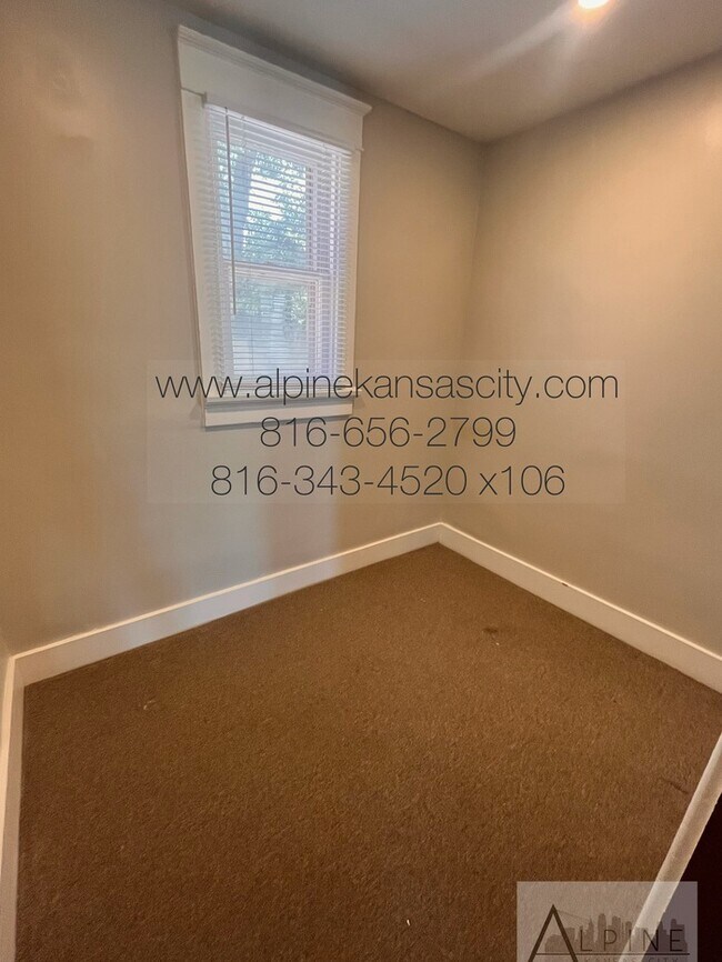 Building Photo - Cute HOUSE in Gillham Plaza, Gated Off Street Parking!