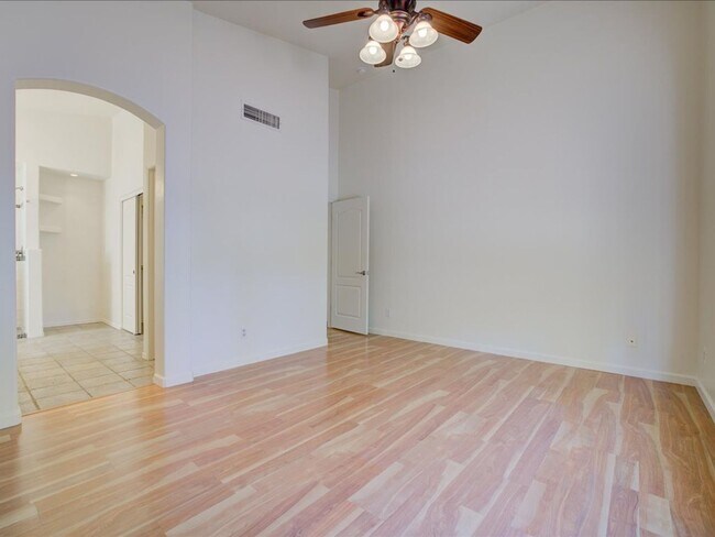 Building Photo - 3 Bedroom 2 Bathroom