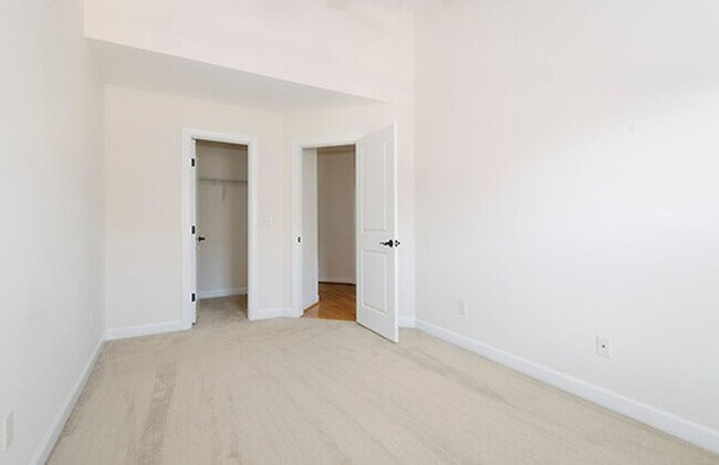 Building Photo - Gorgeous 3 Bedroom 2.5 Bathroom Townhome- Located in Stone Creek Village, Cary! Available August ...