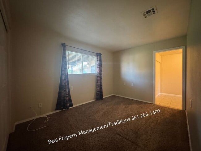 Building Photo - Great 3 + 2 Located in Quartz Hill