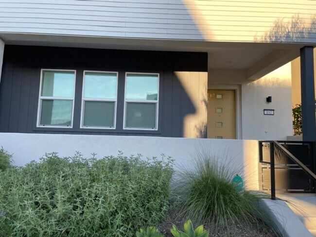 Building Photo - Stunning 3 bedroom 3 bath home in the Grea...