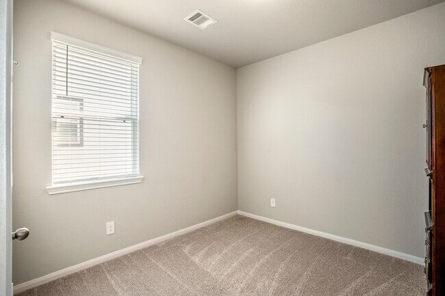 Building Photo - 2816 Madison Dr