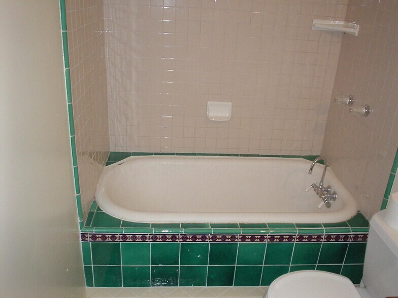 Bathtub - 275 N Topanga Canyon Blvd