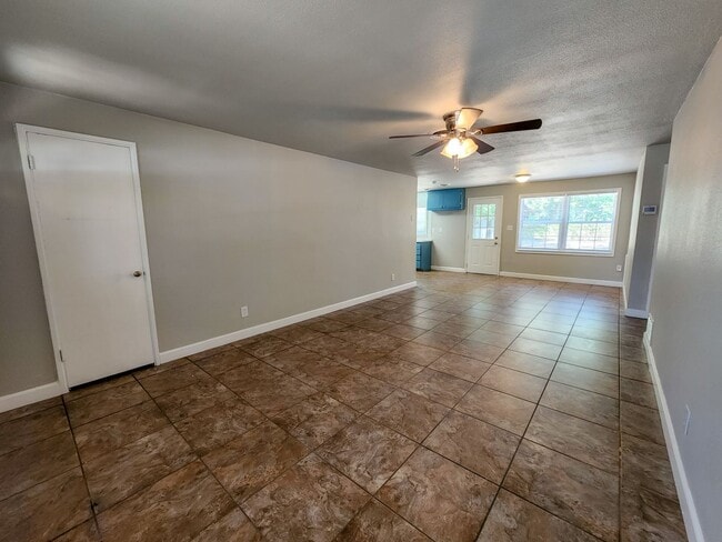 Building Photo - 3 Bedroom 2 Bath brick home in Shawnee