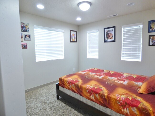 Building Photo - Great 4 Bd 3.5 Bath Townhome