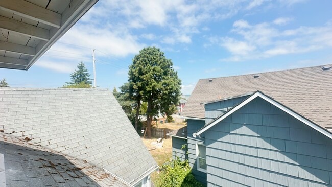 Building Photo - PRELEASING FOR LATE AUGUST: Classic 5bdrm/2 bath High St house with parking!