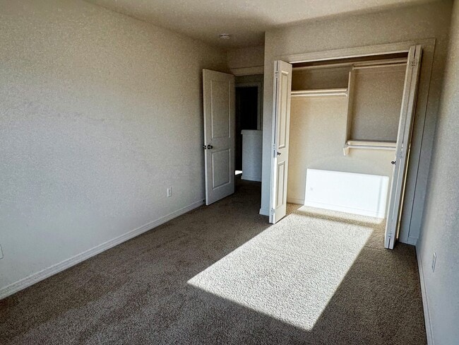 Building Photo - Spacious 3-4 Bedroom Home with Low Mainten...