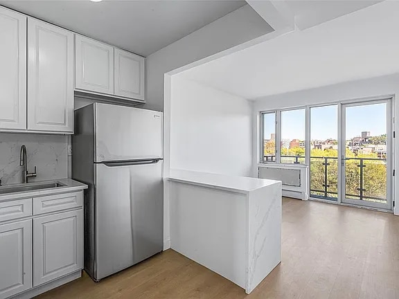 Building Photo - APT 4H