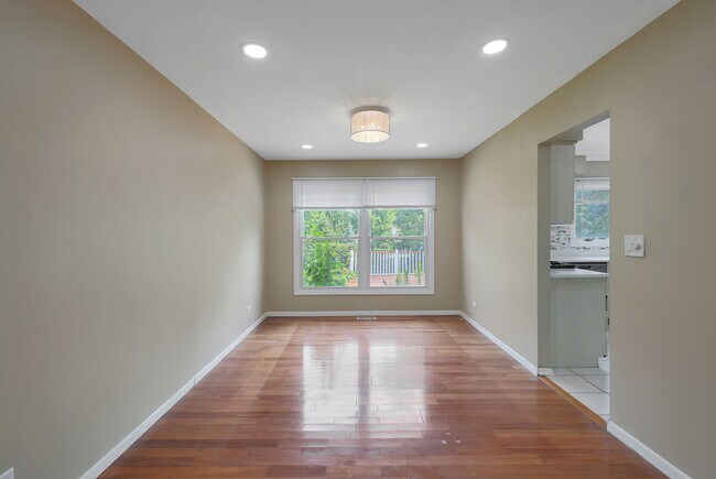 Building Photo - 1356 Larchmont Dr