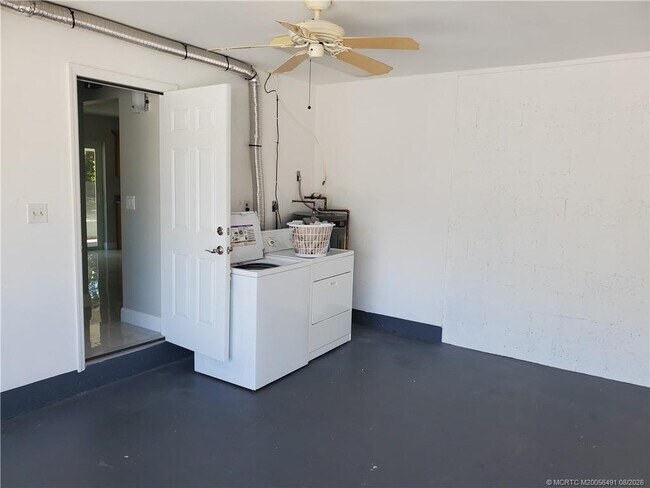 Building Photo - 1257 NE Sago Dr