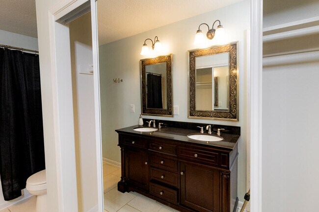 Building Photo - 206 Parkwood Cir