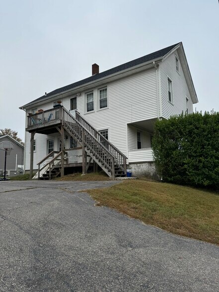 First floor large yard - 21 Brenden St