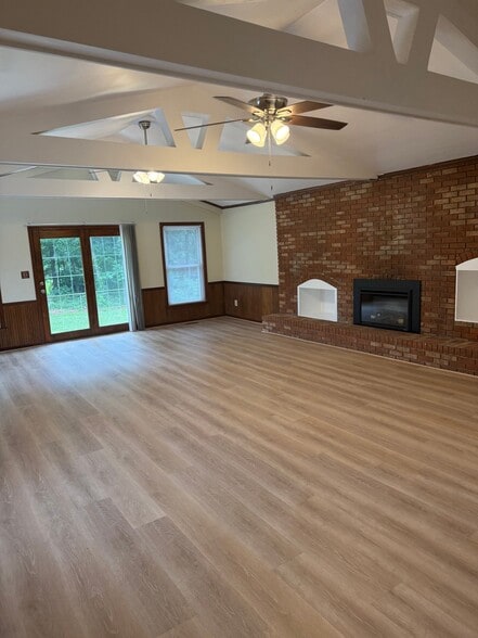 Building Photo - 1722 Maple Ln