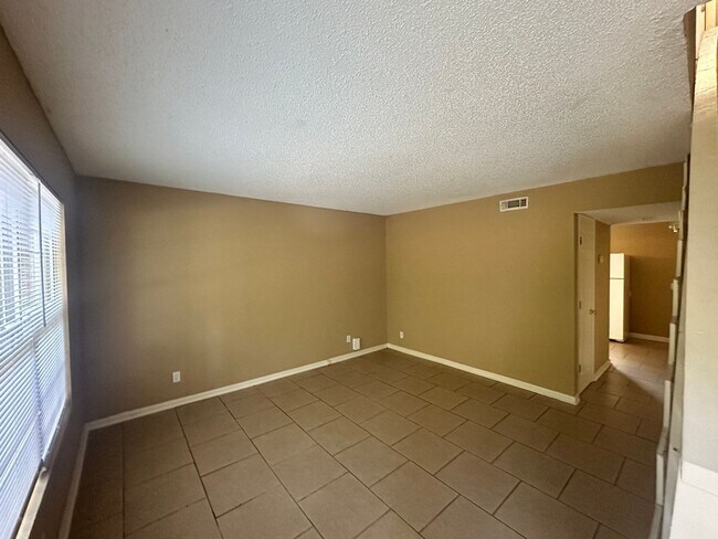 Building Photo - 2BD/1.5B Apartment in Adel