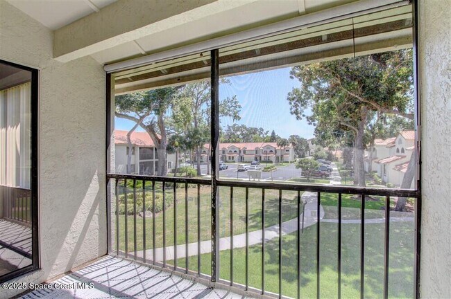 Building Photo - 1051 Country Club Dr