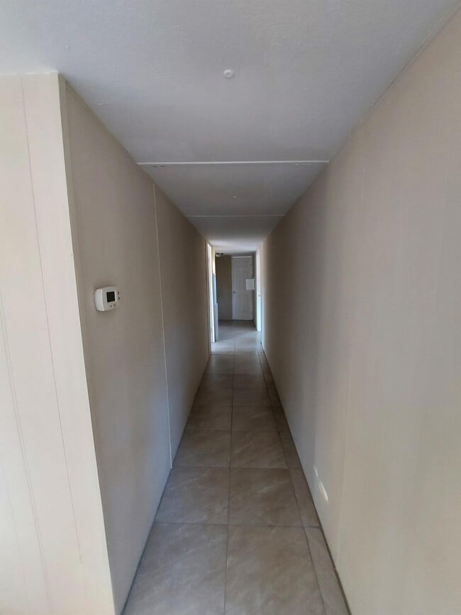 Building Photo - 119 E Woods Ct