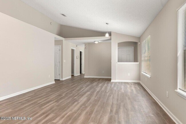 Building Photo - 3924 Victoria Landing Dr S