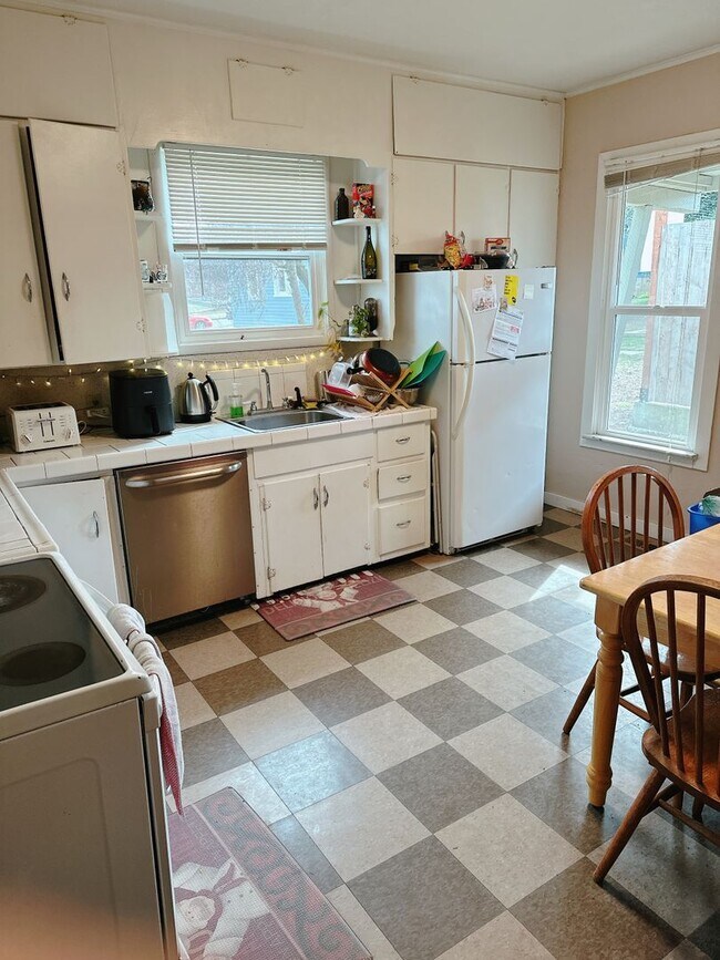 Building Photo - PRELEASE: 4bd/2ba next to Aslan Brewing Downtown