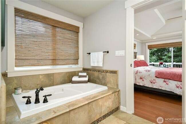 Building Photo - 5Bd/3.5Ba Newcastle House