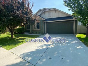 Building Photo - Middleton Home with Community Pool!