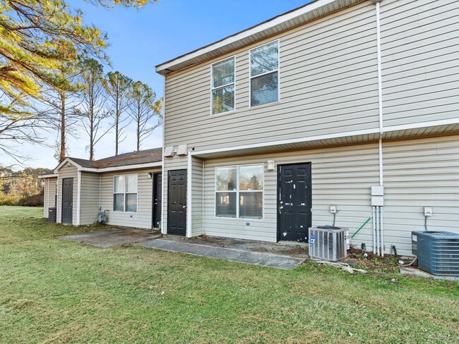 Building Photo - Three Bedroom/Two Bath Townhome