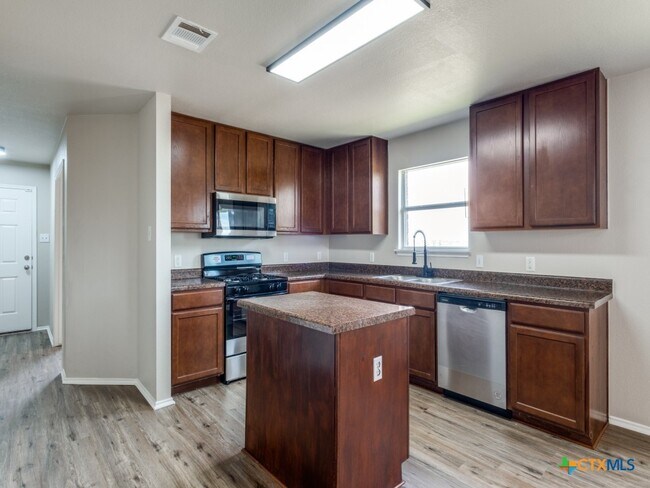 Building Photo - 204 Pine Arbol