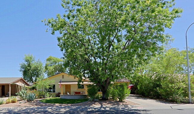 Building Photo - 703 E Auburn Dr