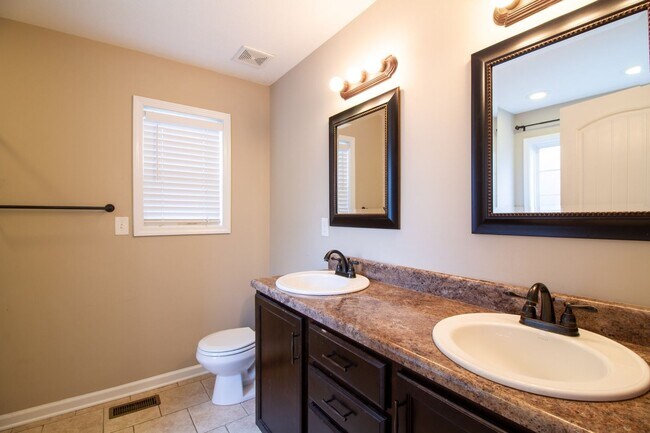 Building Photo - Fresh and Clean 3/2 with BONUS room and fenced yard.  Go.