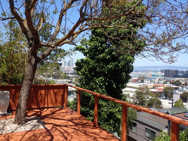 Building Photo - 719 Rhode Island St