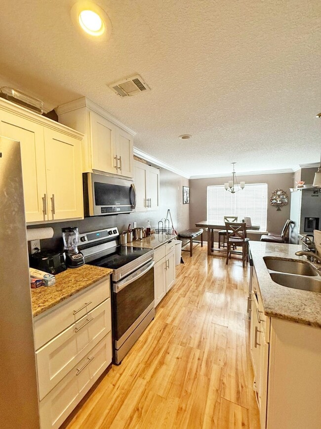 Building Photo - 721 Highgrove Ct