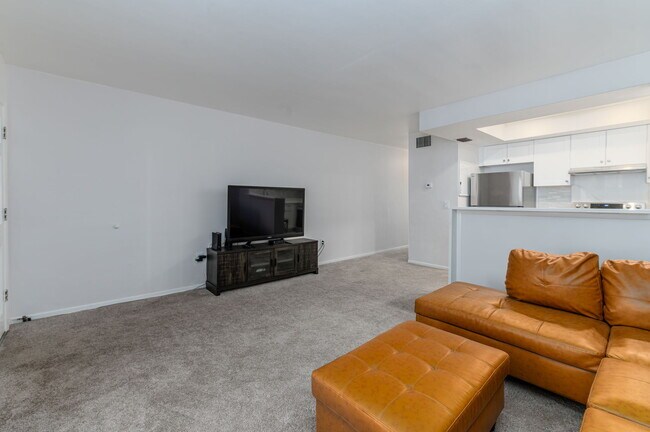 Building Photo - 680 71st Ave N