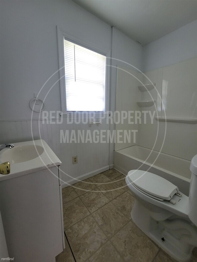 Building Photo - Studio, 1 bath 4plex - 702 South Sycamore ...