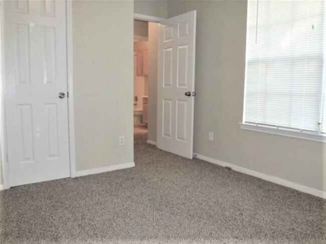 Building Photo - 18106 Eganville Cir
