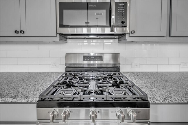 Building Photo - 1535 Park Path Dr