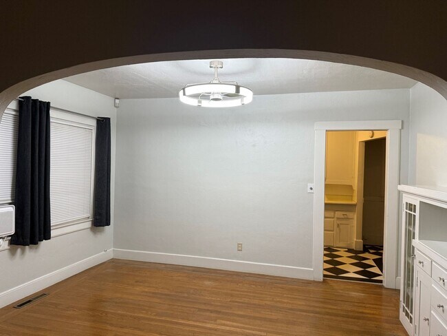 Building Photo - Cozy 2 bed 1 bath available now!