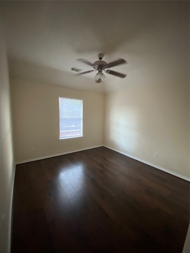 Building Photo - 9210 Hidden Lake E Dr