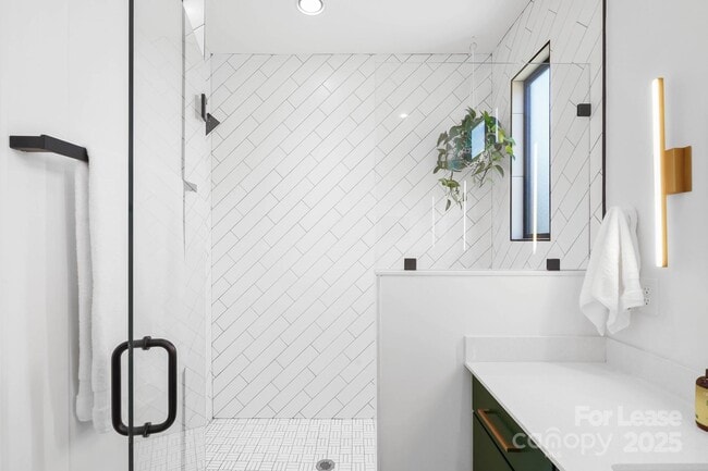 Building Photo - 3301 Spencer St