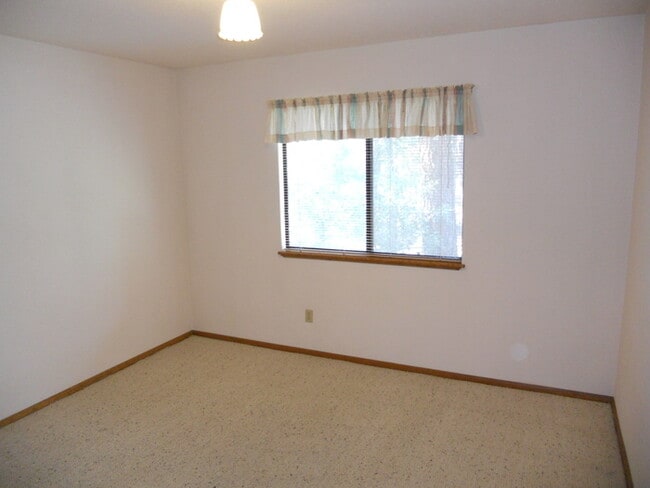 Building Photo - Charming 3-Bed, 2-Bath Home with 2-Car Gar...