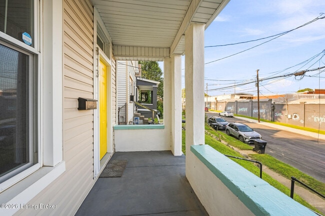 Building Photo - 813 Swan St