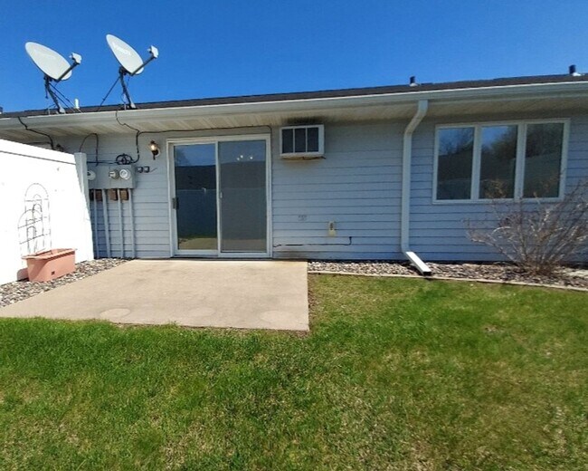 Building Photo - Nice 2 Bedroom 2 Bathroom Townhome in Some...