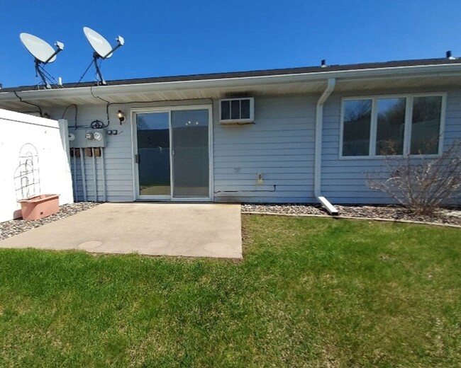 Building Photo - Nice 2 Bedroom Townhome