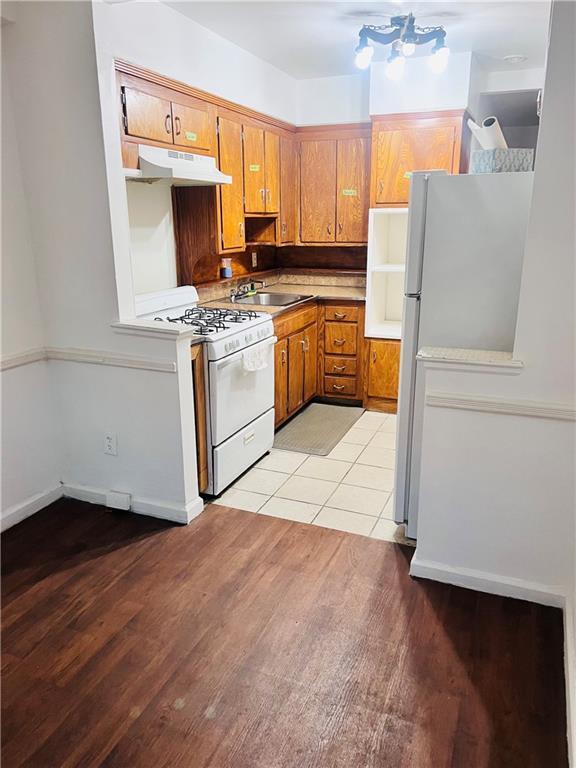 Building Photo - 706 E 96th St