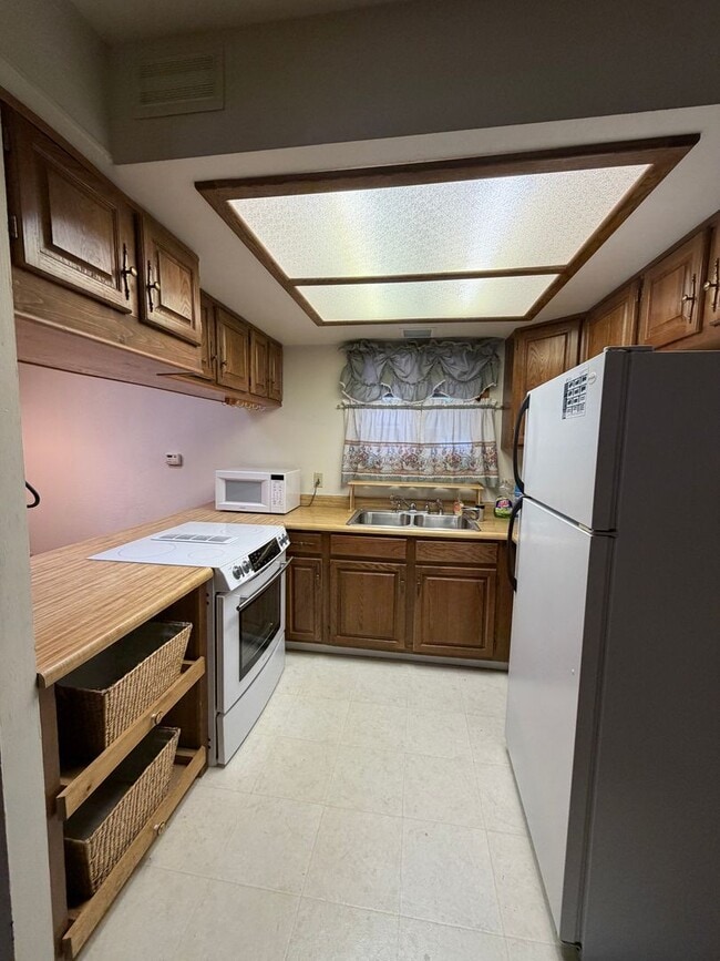 Building Photo - 3 Bed, 2 Bath Home Located In-Town and Close to Conveniences