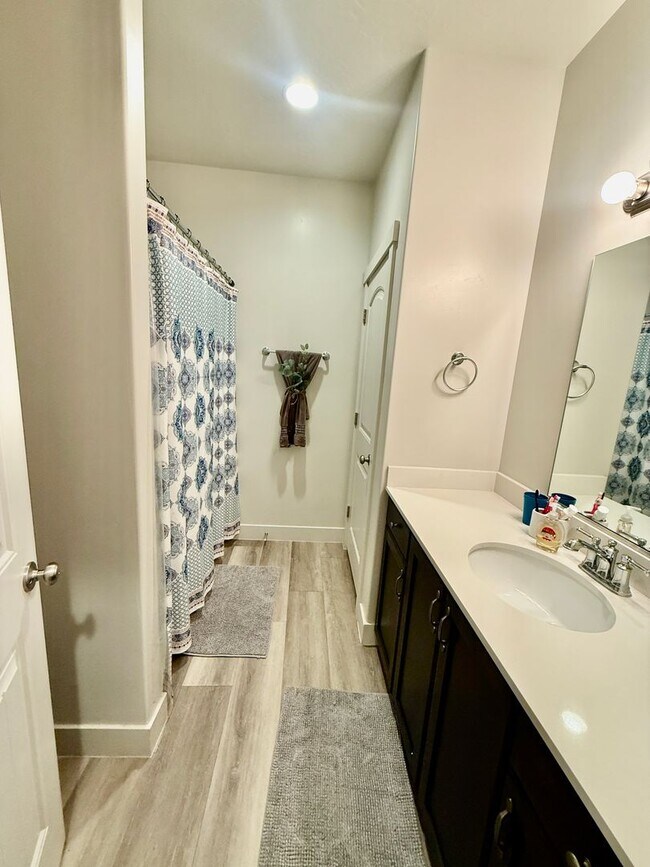 Building Photo - Lovely Pet Friendly 3-BR + Office in Sage Canyon