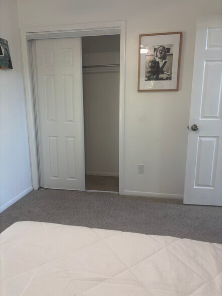 Building Photo - 44 W River Dr