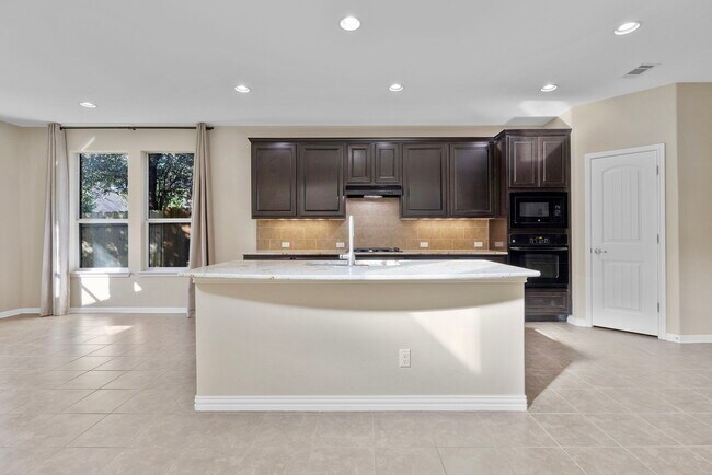 Building Photo - 2406 Sweetwater Ln